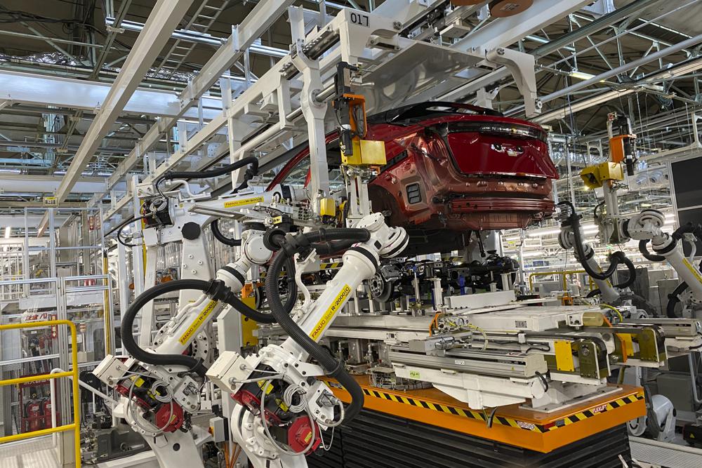 Smart robots do all the work at Nissan’s ‘intelligent’ plant