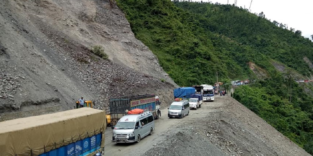 Dry landslide blocks Narayangarh-Muglin road