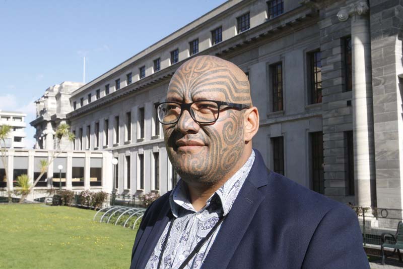 Indigenous New Zealand lawmaker wins battle against ties