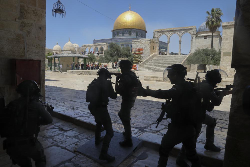 Palestinians, settlers clash in Jerusalem neighborhood