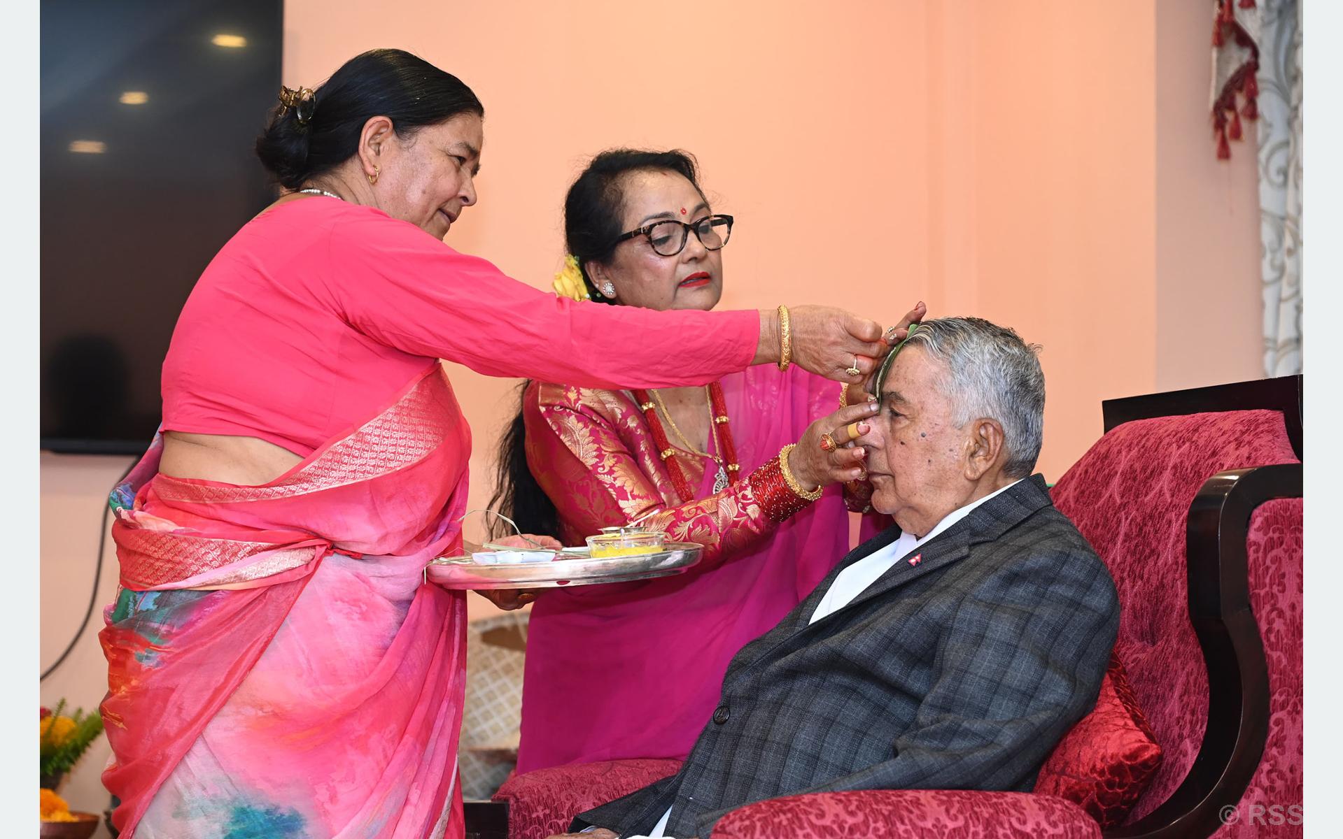 President receives ‘tika’ from sisters