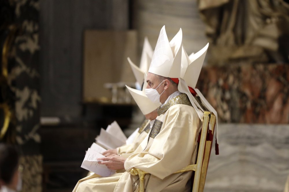 Pope opens final Holy Week services, skips Last Supper rite