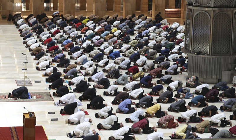 Muslims open Ramadan with social distanced prayers, vaccines