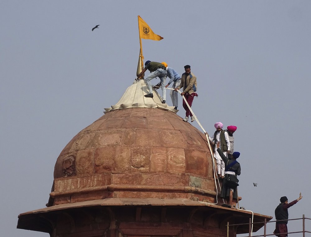 Protesting farmers return to camp after storming Indian fort