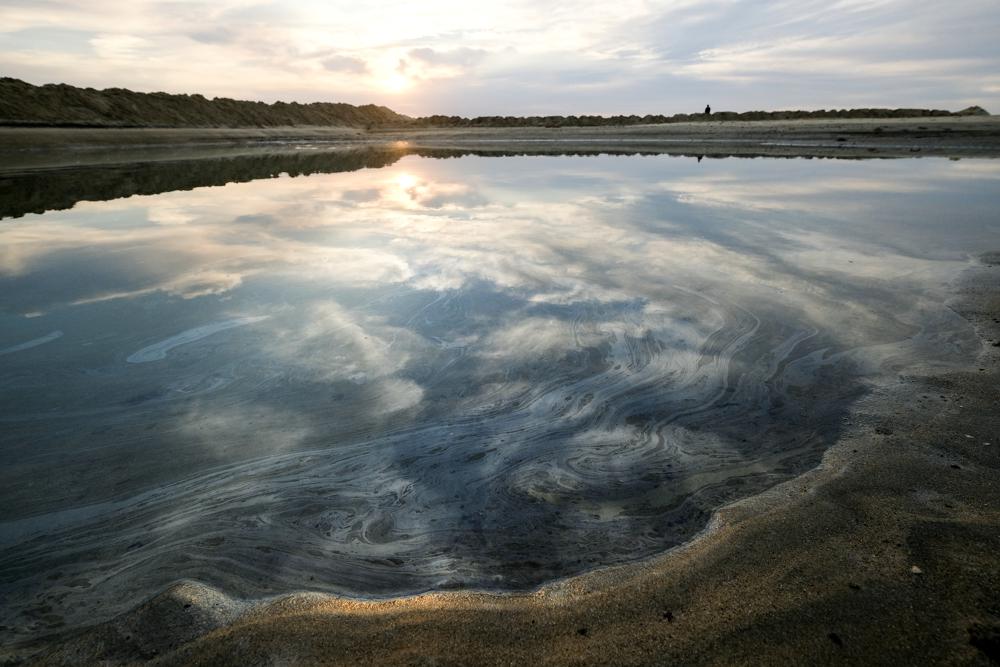 Records show slow response to report of California oil spill