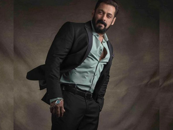 Salman Khan flaunts his physique