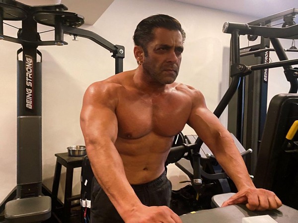 Salman flaunts his chiselled chest