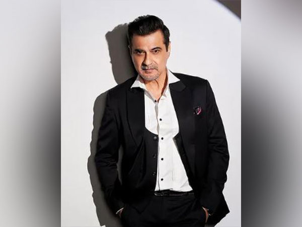 Sanjay Kapoor marks 32 years of his Bollywood debut