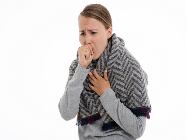 Coughing downwards decreases the spread of droplets