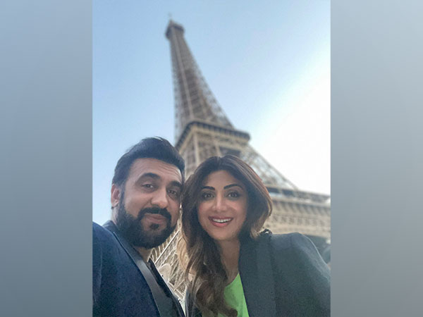 Shilpa Shetty, Raj Kundra get mushy outside Eiffel Tower