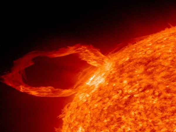 Study offers explanation for unusual motions in solar flares