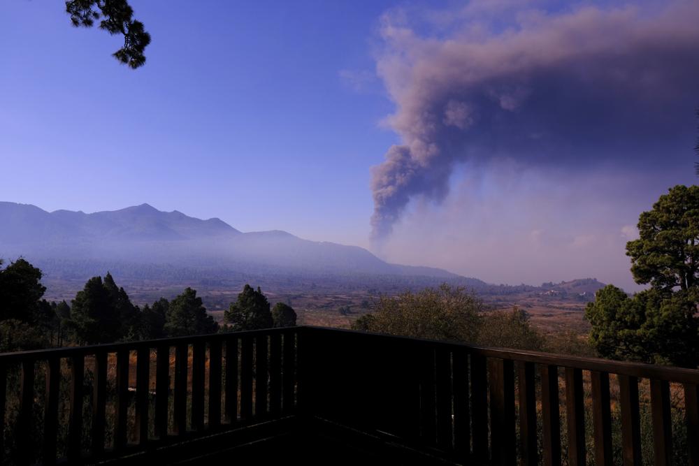 Spanish volcano eruption shuts airport, area still ‘tense’