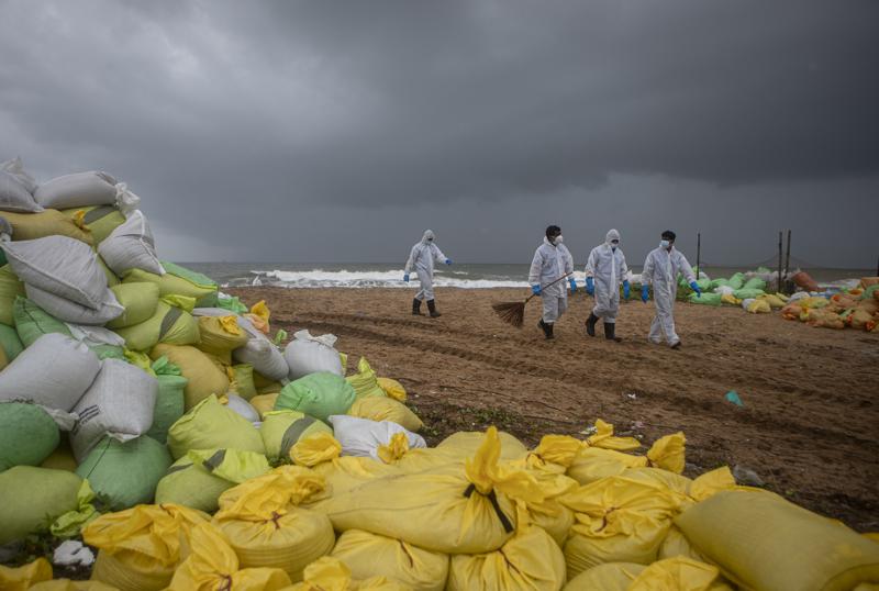 Fire-ravaged ship sinks, urging Sri Lankan pollution fear