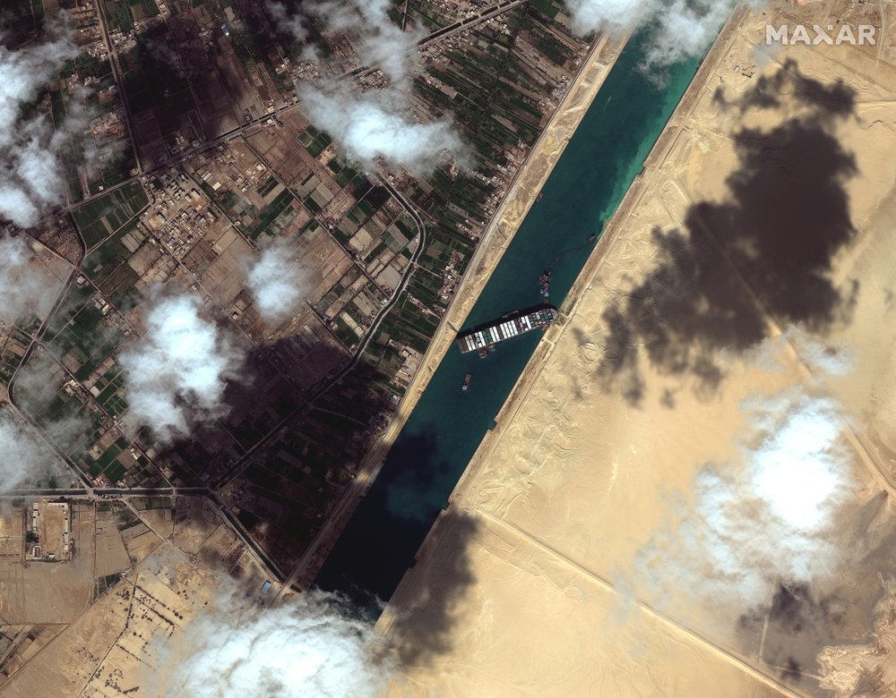 2 tugboats speed to Egypt’s Suez Canal as shippers avoid it