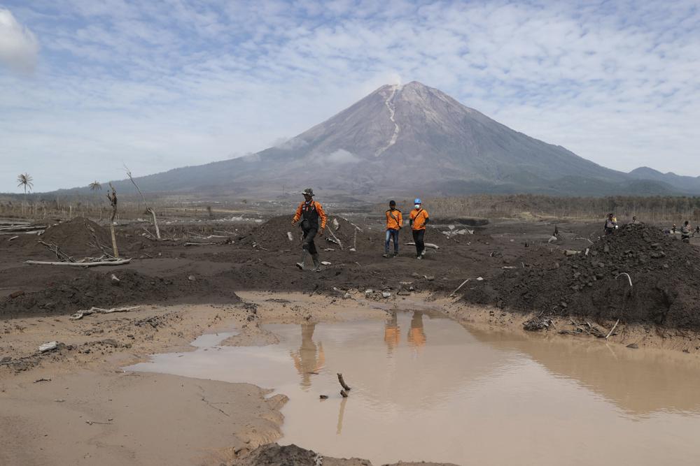 Indonesia raises Semeru volcano alert, fearing new eruption