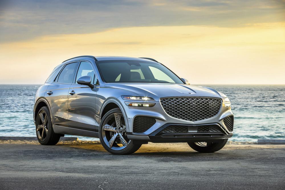 Edmunds: 2022 Mercedes-Benz GLC-Class vs. 2022 Genesis GV70