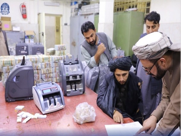 Pressure on Afghan banks decrease as nations help