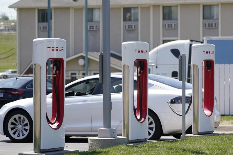 Tesla posts $438M 1Q profit on electric vehicle sales