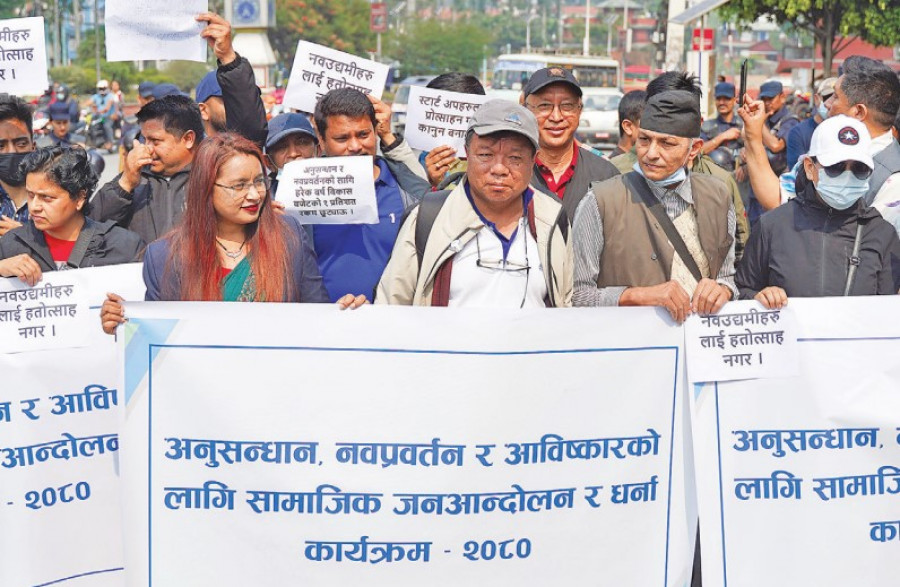 Mahabir Pun launches a sit-in at Maitighar