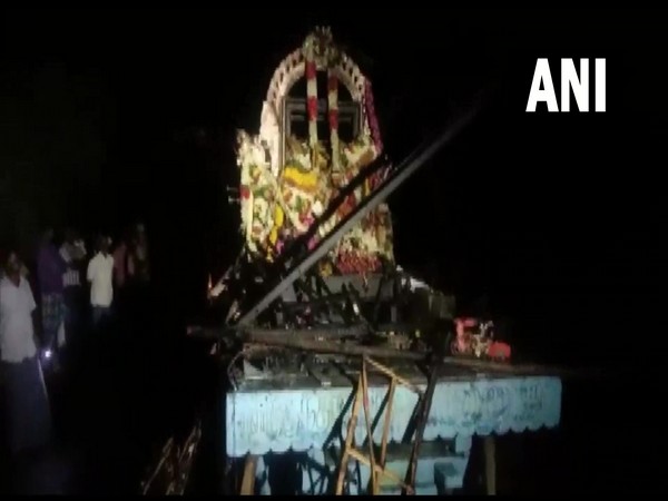 11 die when truck hits power line at Hindu festival in India