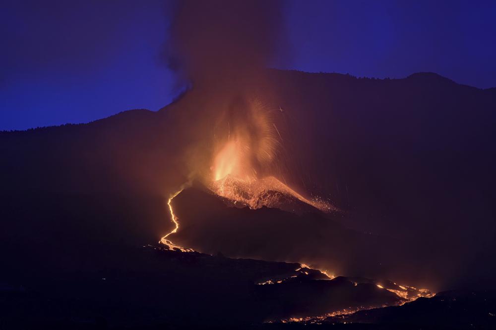 Volcanic ash cloud halts flights in Spanish island