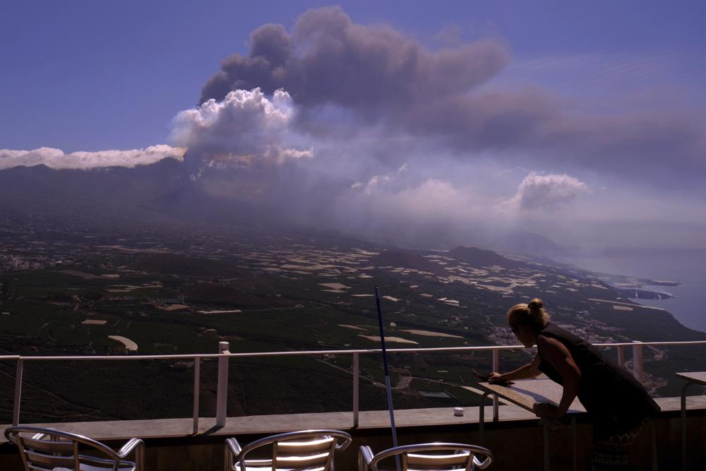 La Palma island’s volcano roars again