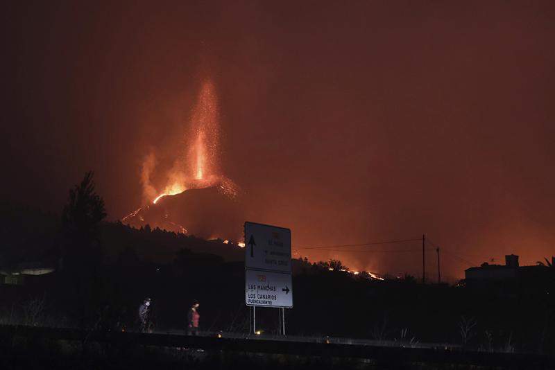 4 weeks on, no sign Spanish volcano is close to end