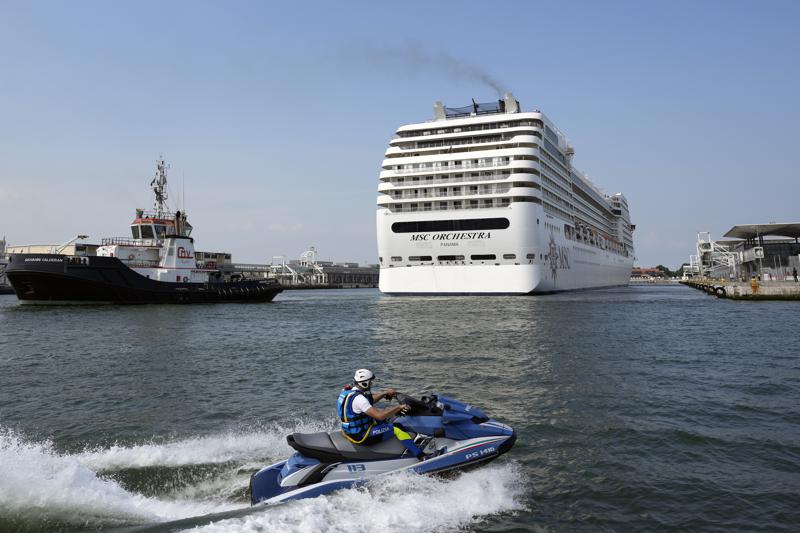 Cruise ships in Venice, bring environmental protests