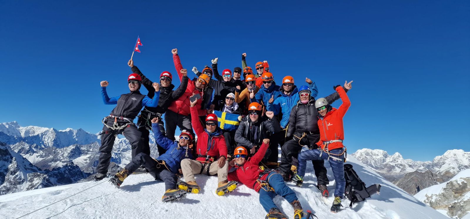 19 climbers summit Mount Lobuche