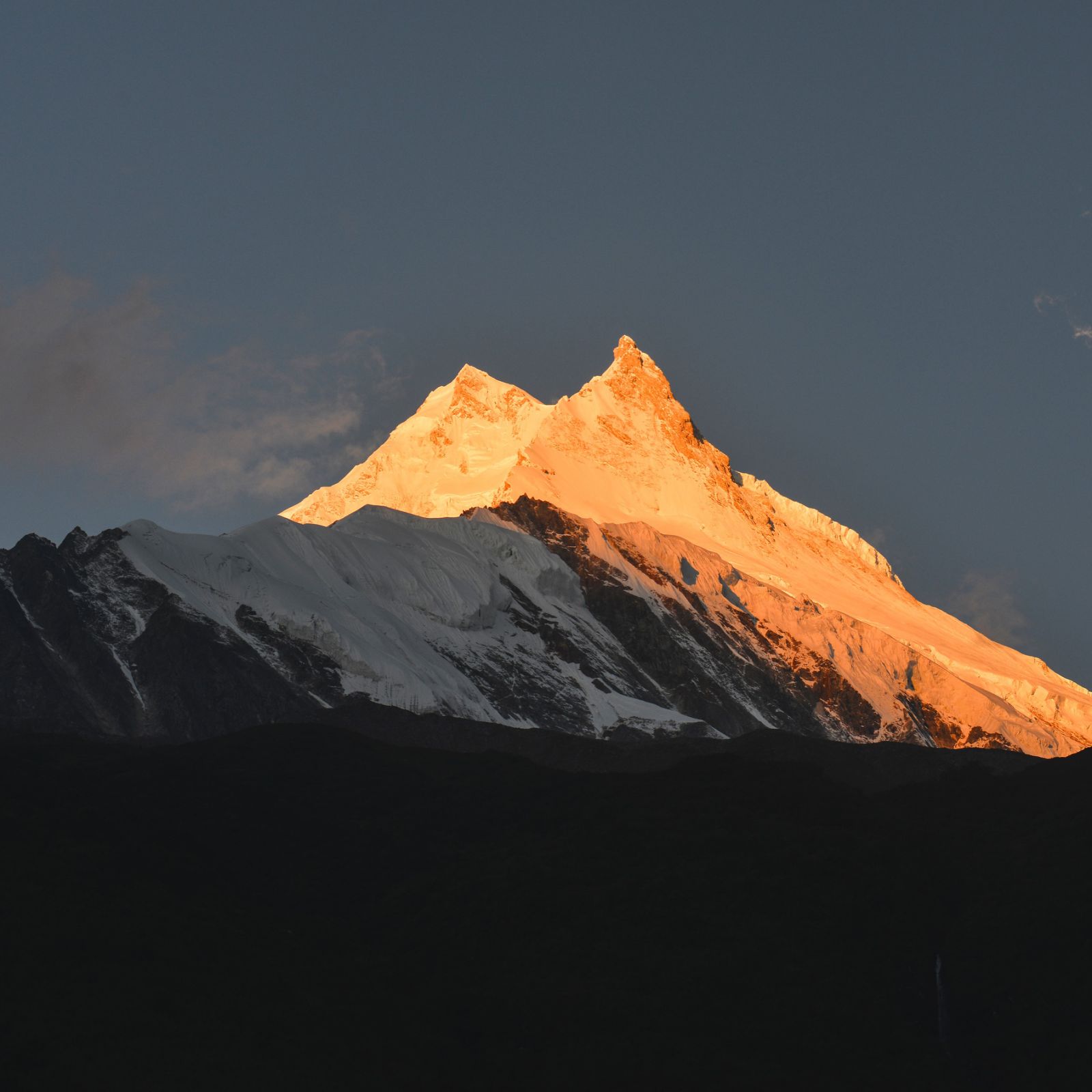 Alex Txikon, six Sherpas ascend Manaslu