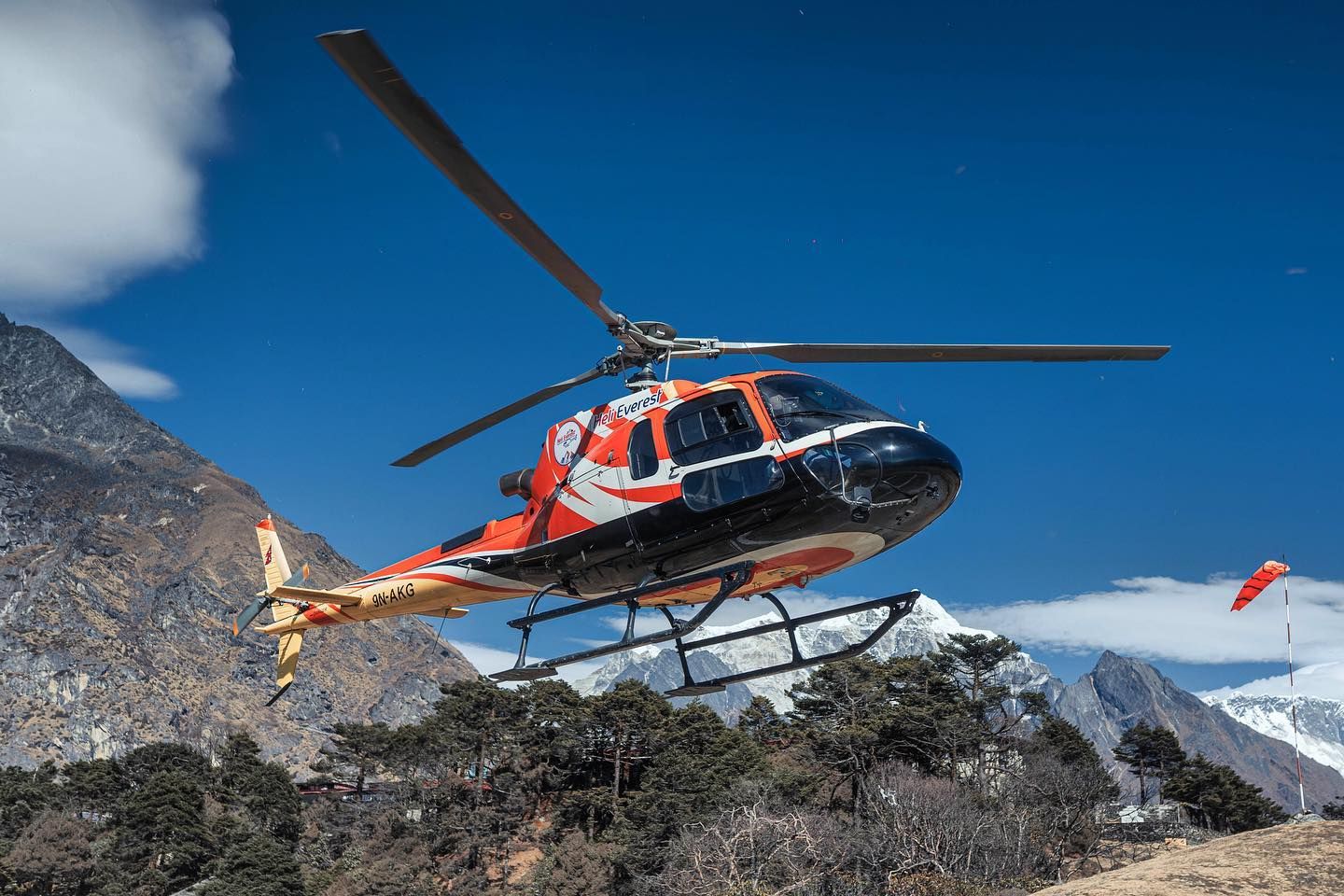 Helicopter emergency landing at Dhaulagiri base camp