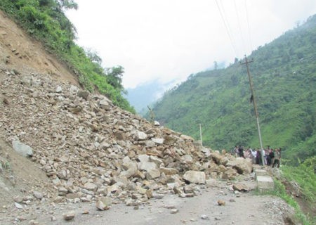 Landslide blocks a road in Sisneri