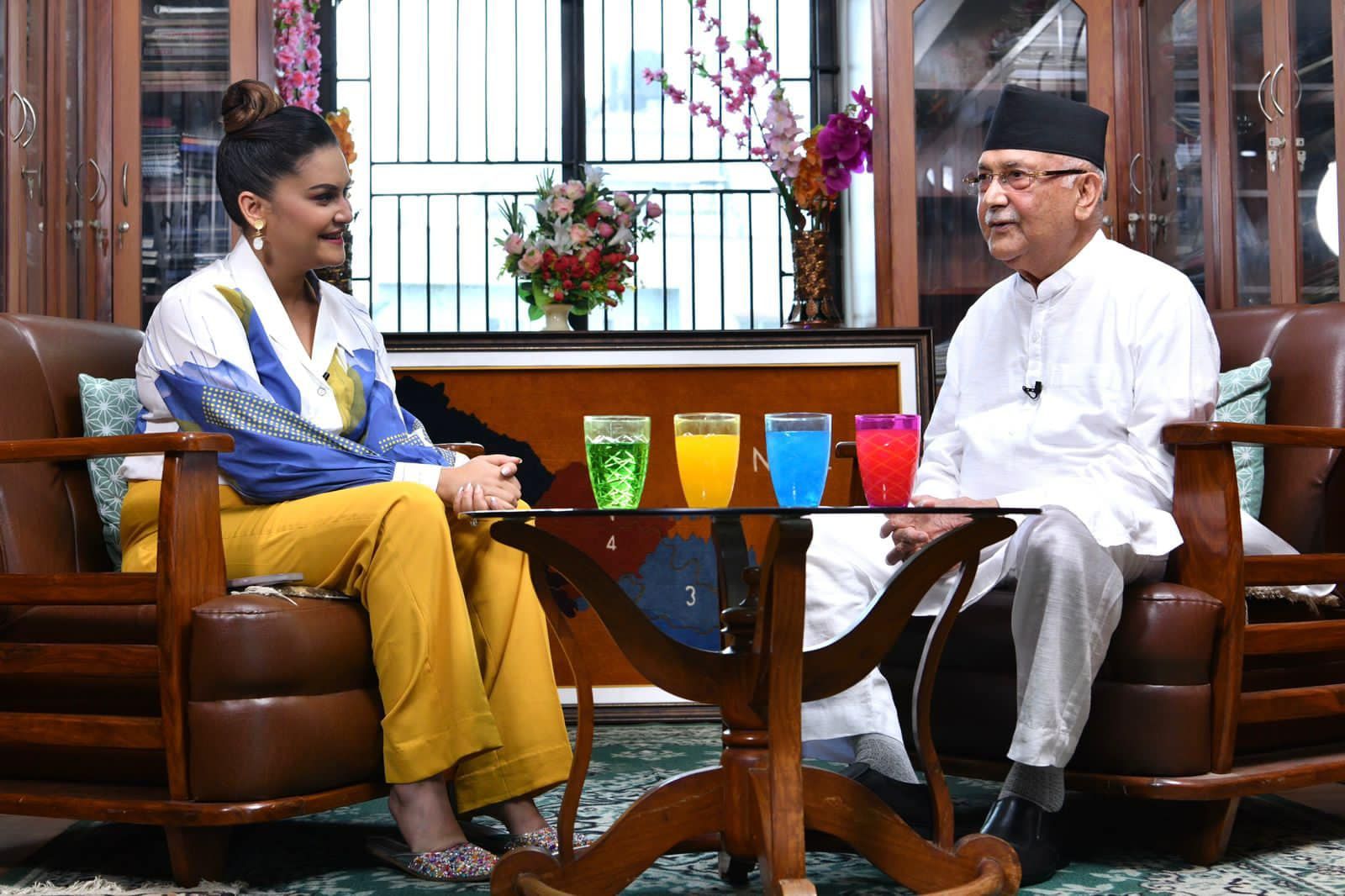 UML Chairman Oli met with actress Rima Bishwakarma