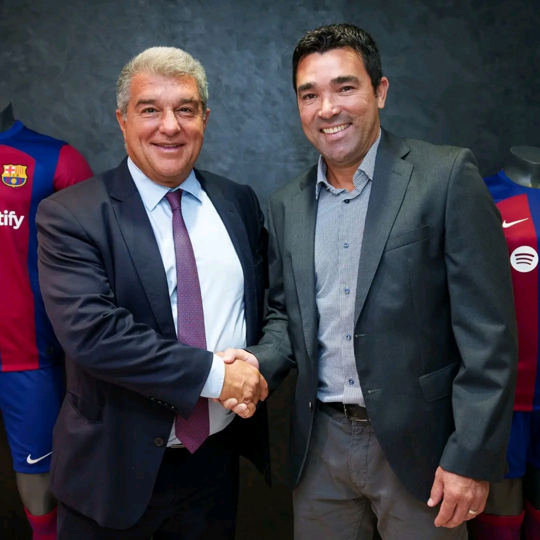 Deco signs as Barca’s new director of sport