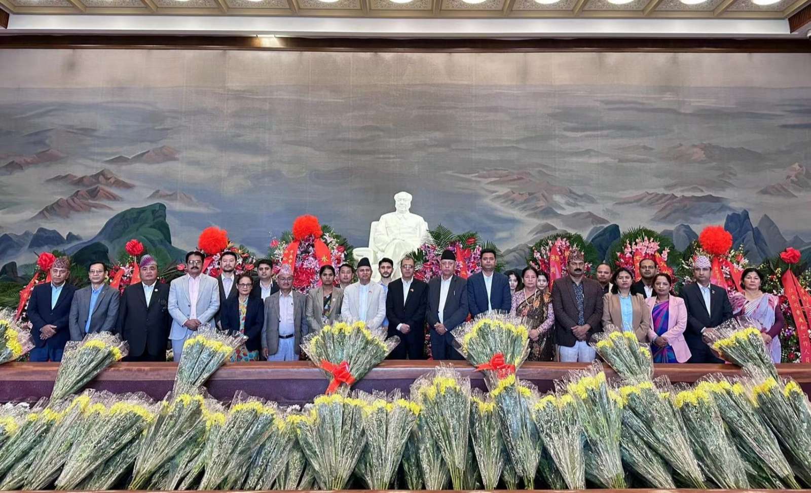 UML general secretary observes Mao’s mausoleum