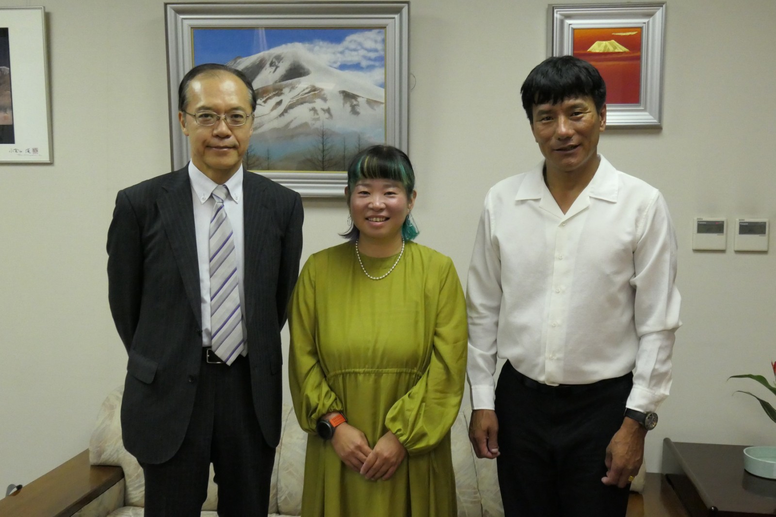 Japanese female mountaineer visited Japanese Ambassador Kikuta