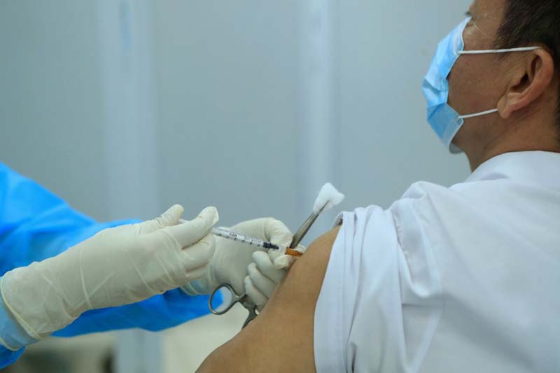 Volunteers are key at vaccine sites. It pays off with a shot