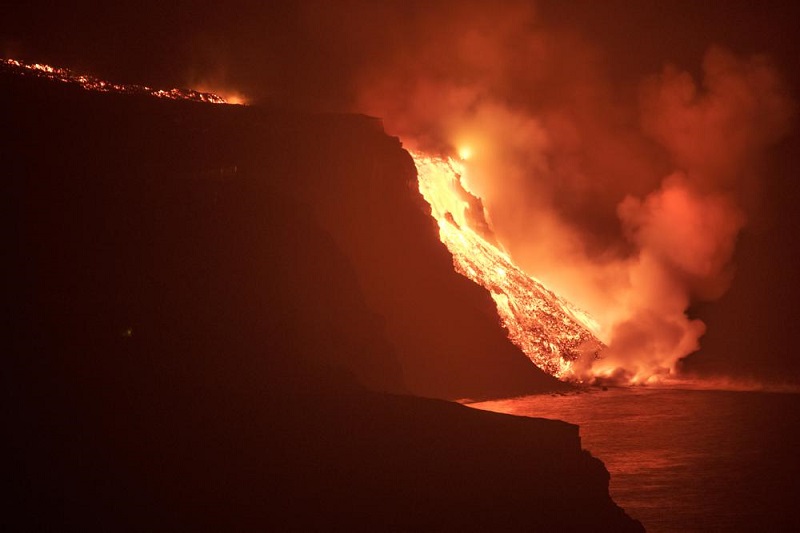 Tonga issues tsunami warning after undersea volcano erupts