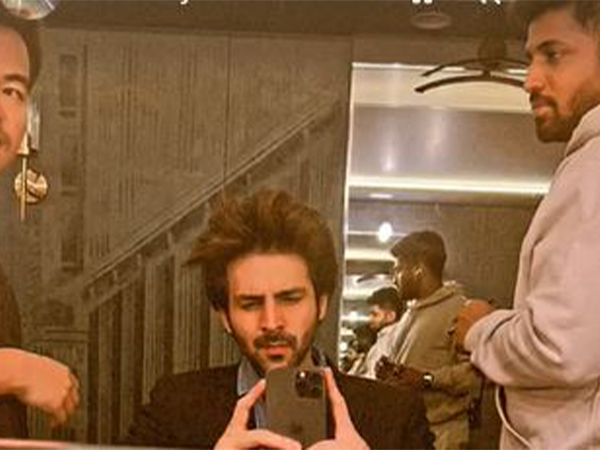 Kartik Aaryan shares mirror selfie