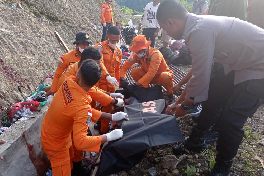 17 dead in overloaded truck crash in Indonesia’s West Papua