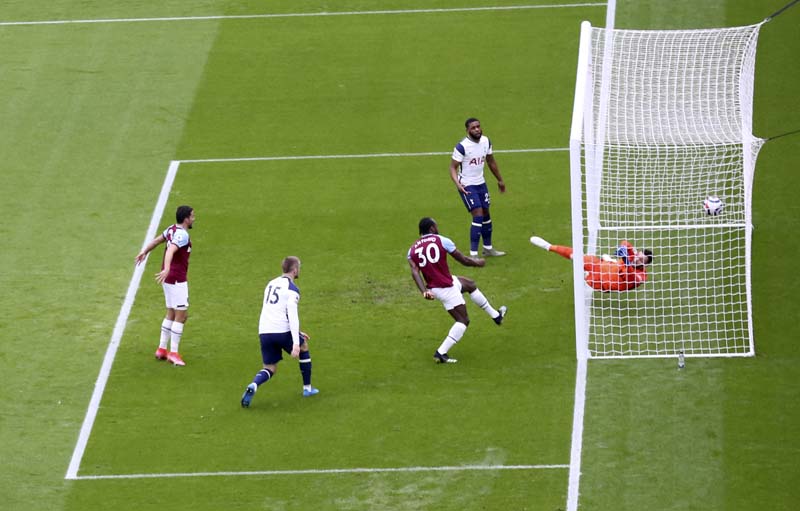 West Ham beats Tottenham 2-1, into top 4 of Premier League