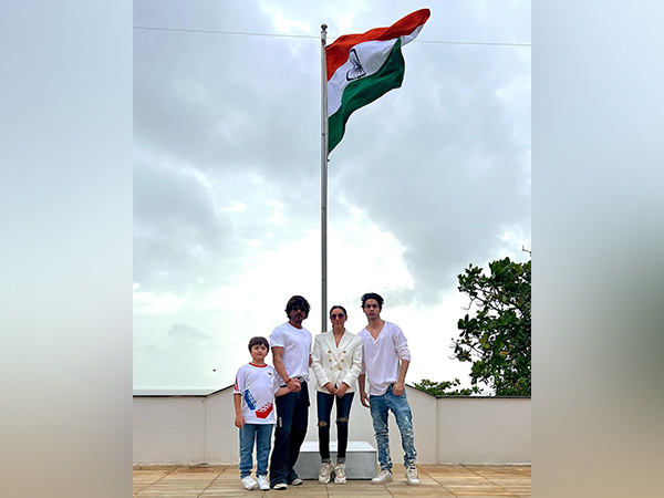 SRK, family hoist Tricolour on Independence Day eve