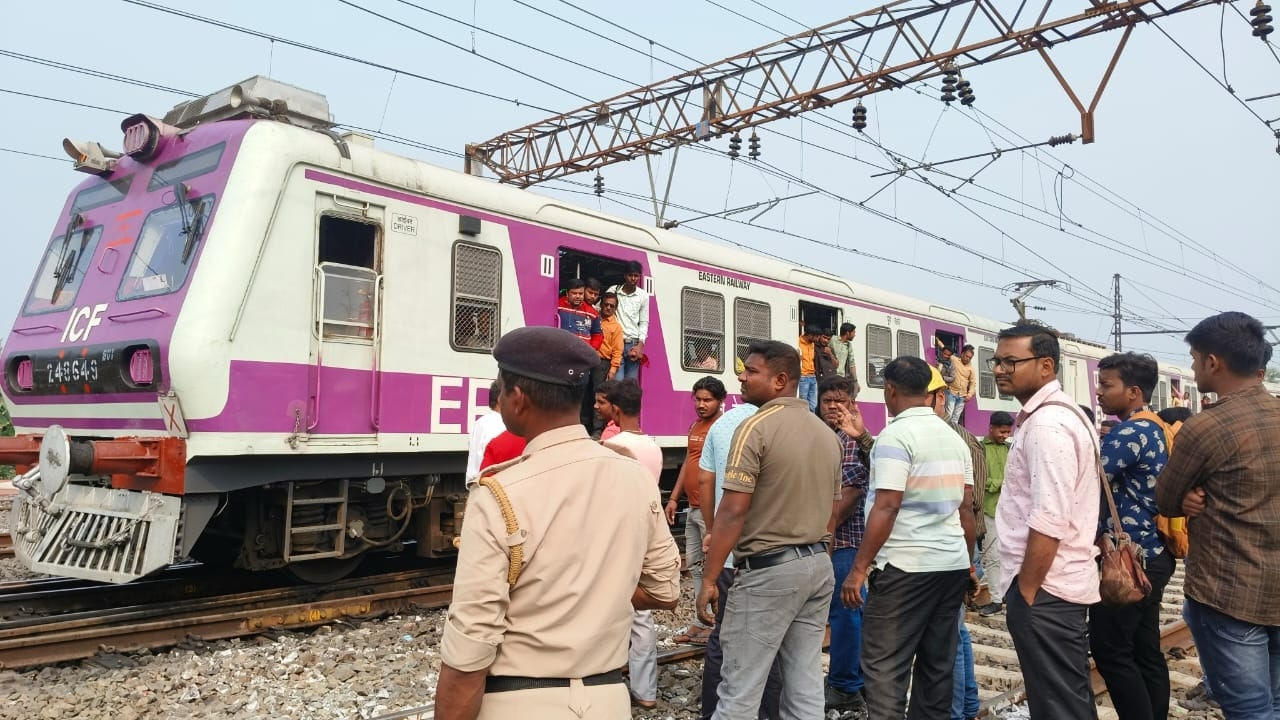 Railway Overhead Wire Snaps, Commuters Face Severe Disruptions