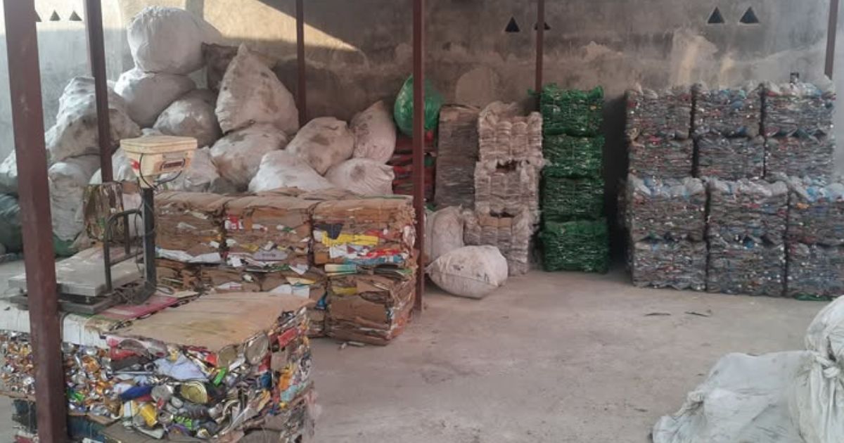 फोहोर बेचेर १५ लाख