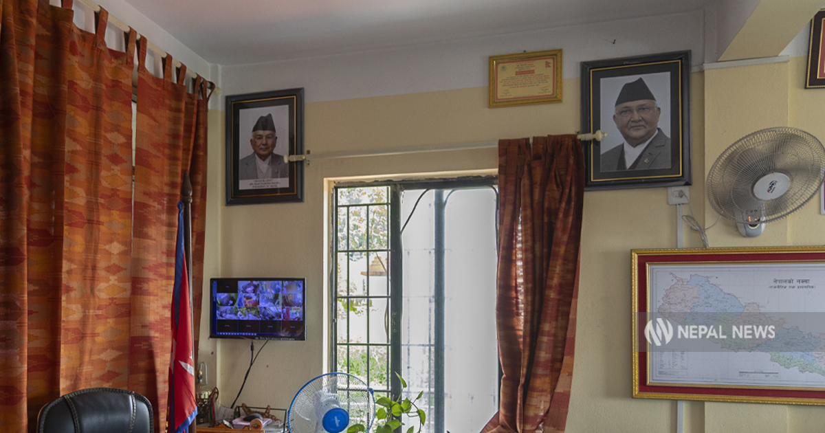 भित्तामा झुन्डिएको आठ करोड