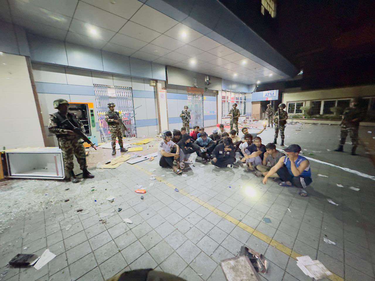 लुटपाटमा संलग्न २७ जना सेनाद्वारा पक्राउ, अत्यावश्यक कामबाहेक बाहिर ननिस्किन अपिल