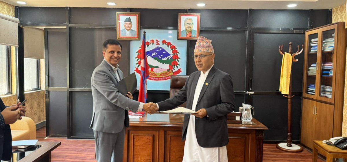 अर्थमन्त्रीसमक्ष बिमा प्राधिकरणका अध्यक्षको शपथ