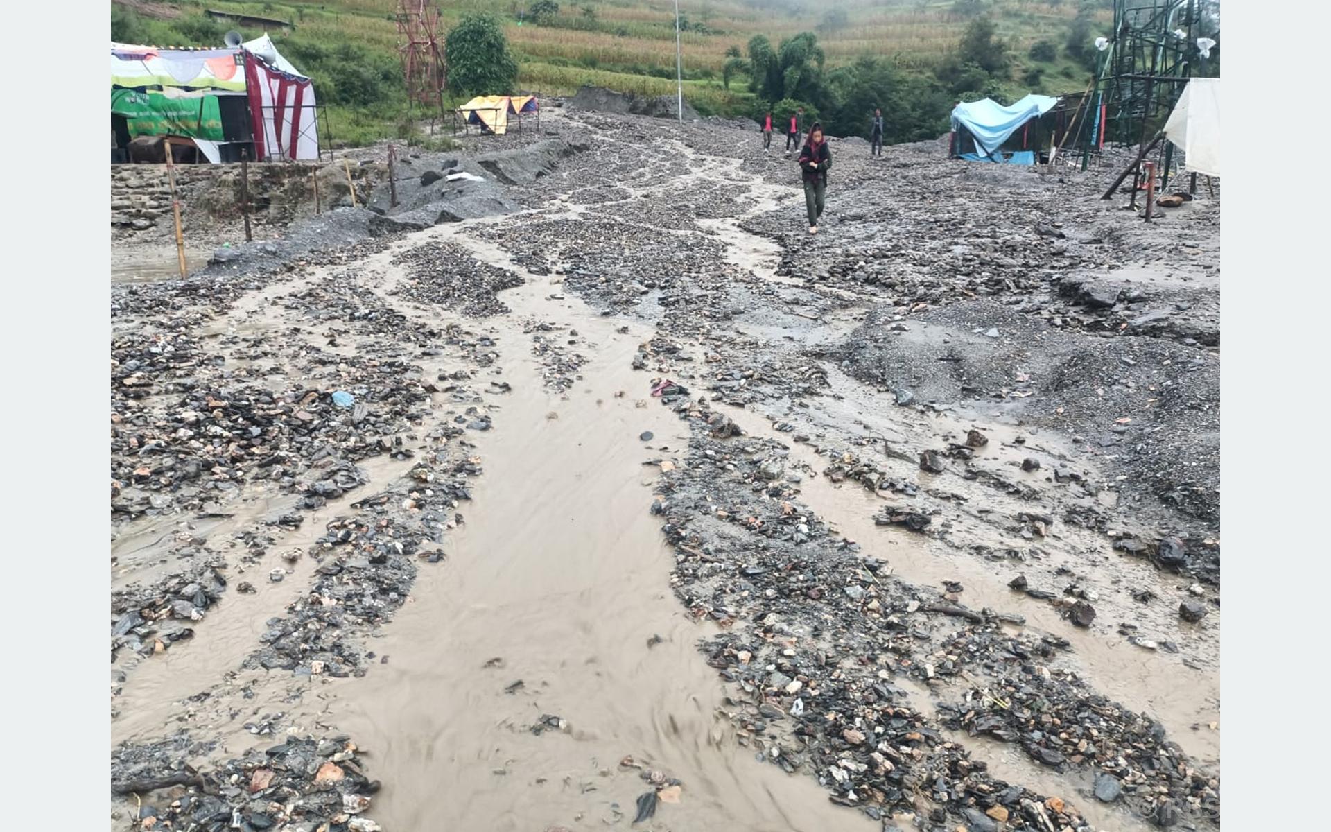 मध्यपहाडी लोकमार्ग बाढीले पूर्णरूपमा अवरुद्ध