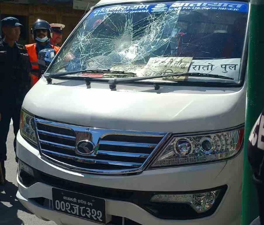 पुतलीसडकमा माइक्रो बसले ठक्कर दिँदा दुई बालबालिका घाइते