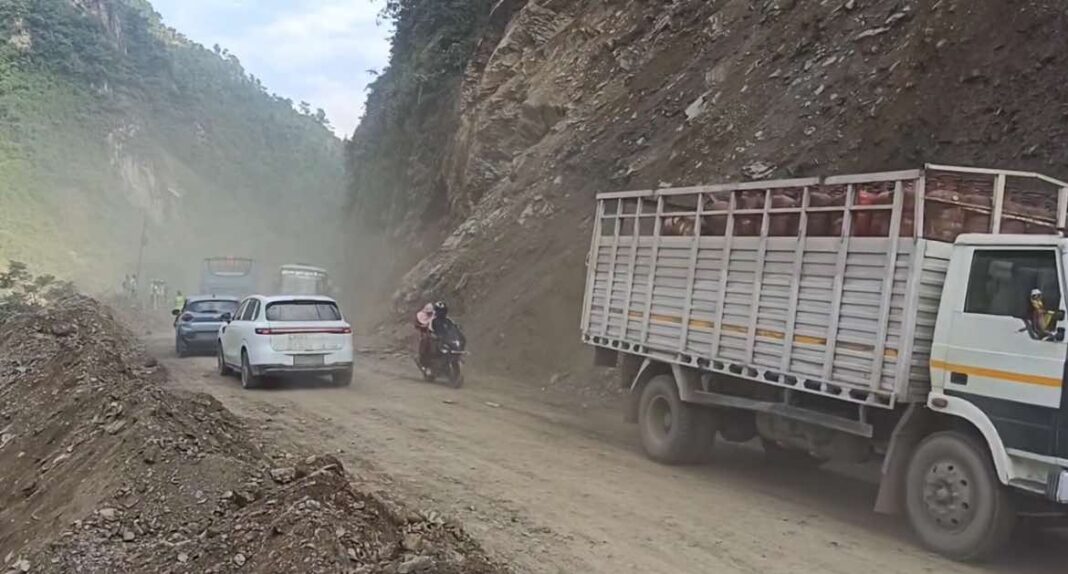 जवाङखोला र घोप्टेभीरको पहिरो पन्छाइएपछि मुग्लिङ-नागढुङ्गा सडक सञ्चालनमा